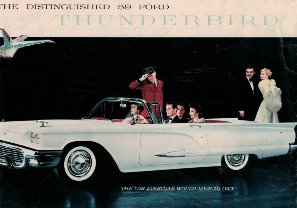 1950-luvun autoesite: valkoinen Ford Thunderbird -avoauto