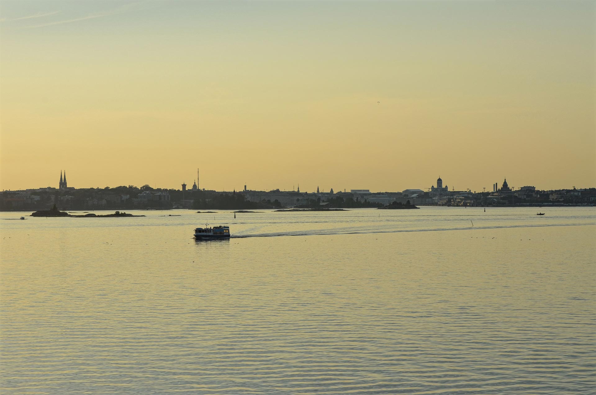Merimaisema auringonlaskussa, taustalla Helsingin siluetti