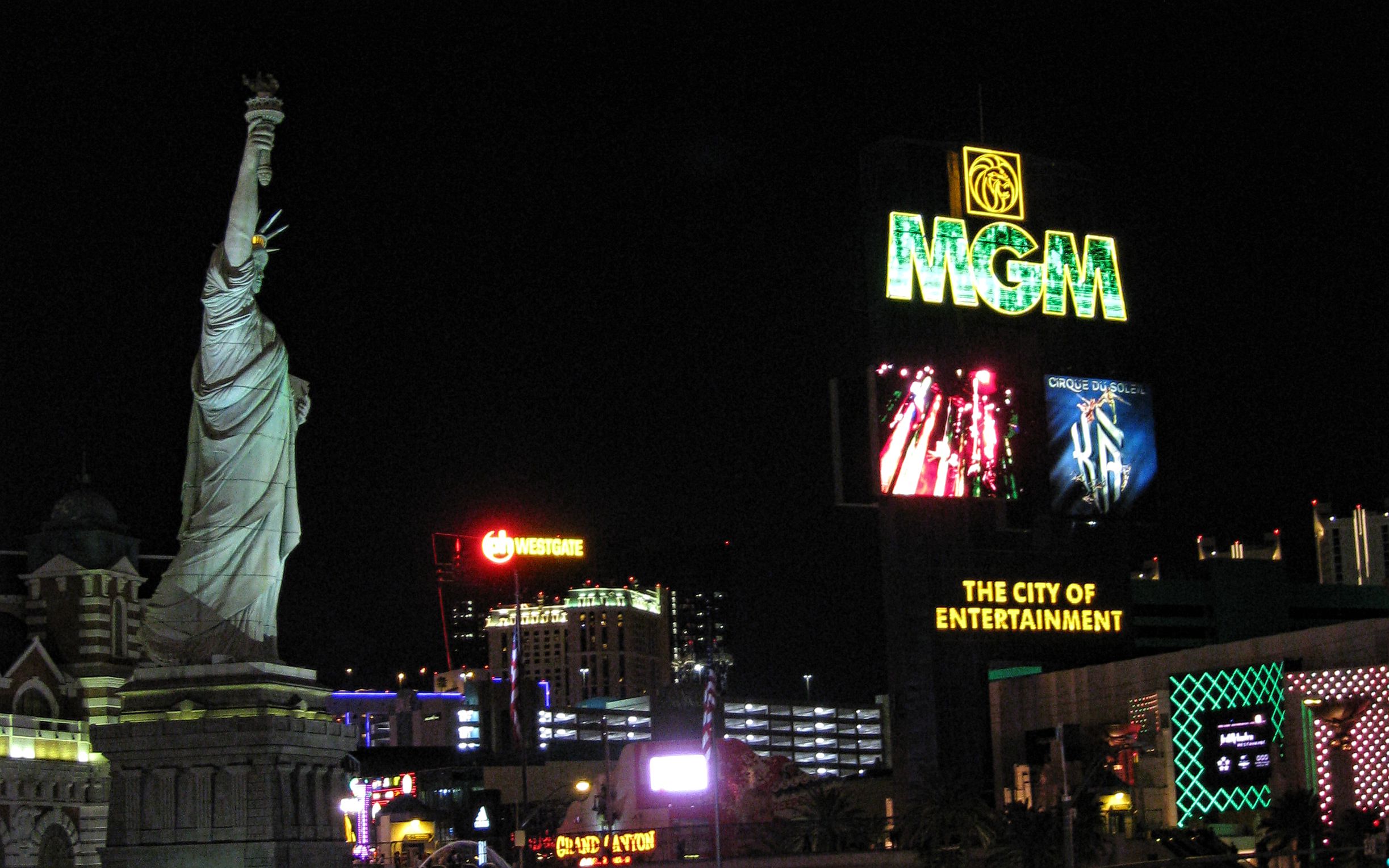 Las Vegasin valoja ja kylttejä yöllä