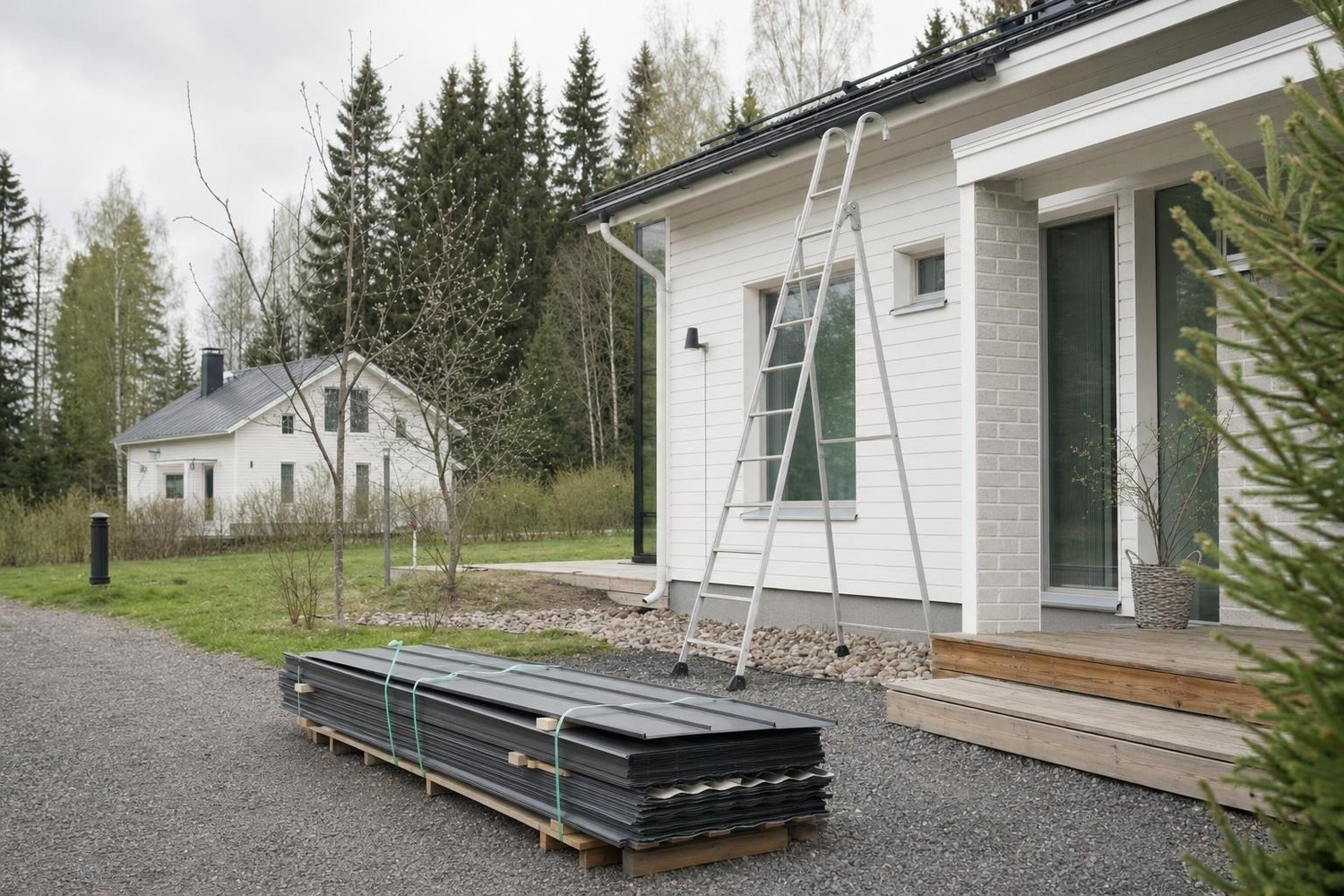 Uusien kattopeltien nippu lavalla omakotitalon pihalla