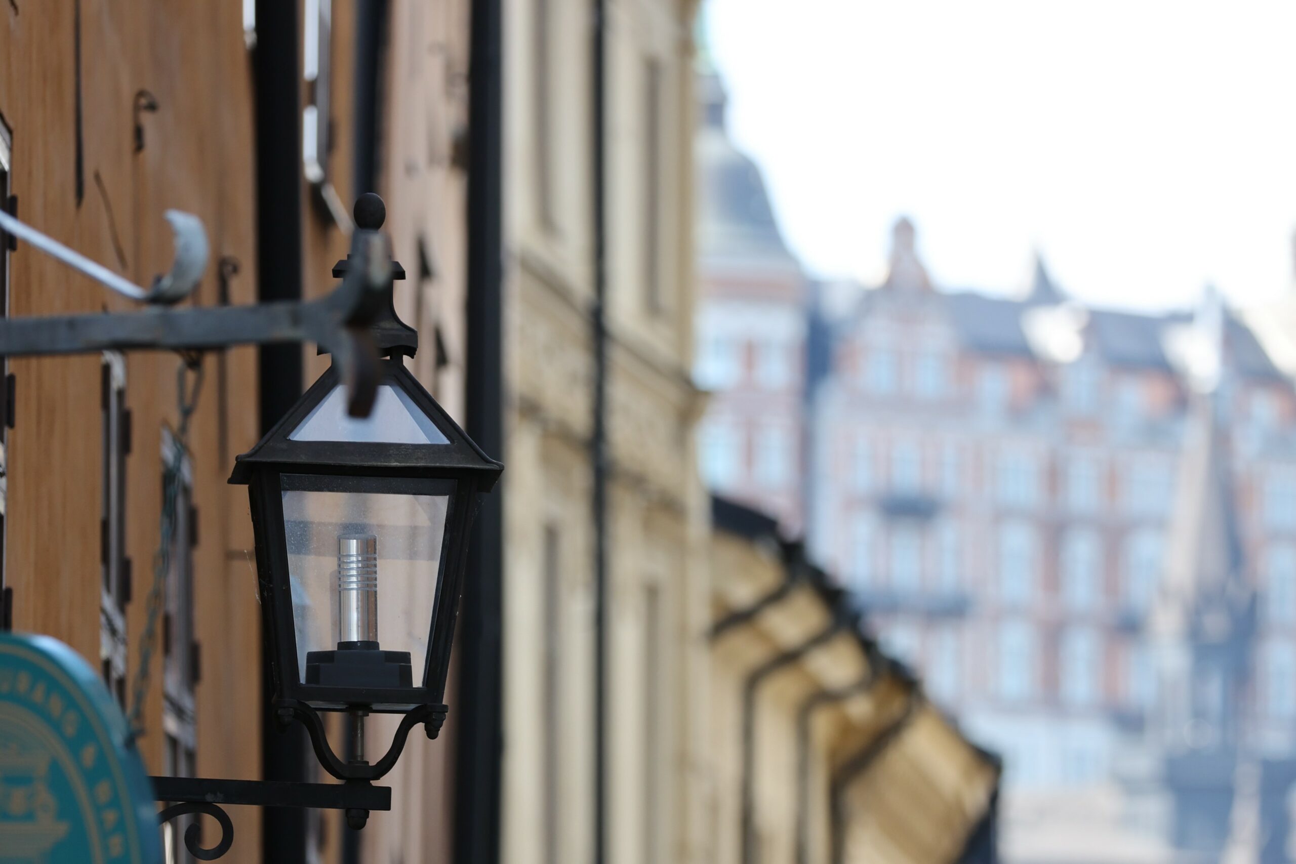 Vanhan kaupungin katu, etualalla katulyhty