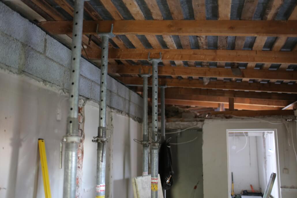Remonttityömaa, holvituet tukemassa välipohjaa